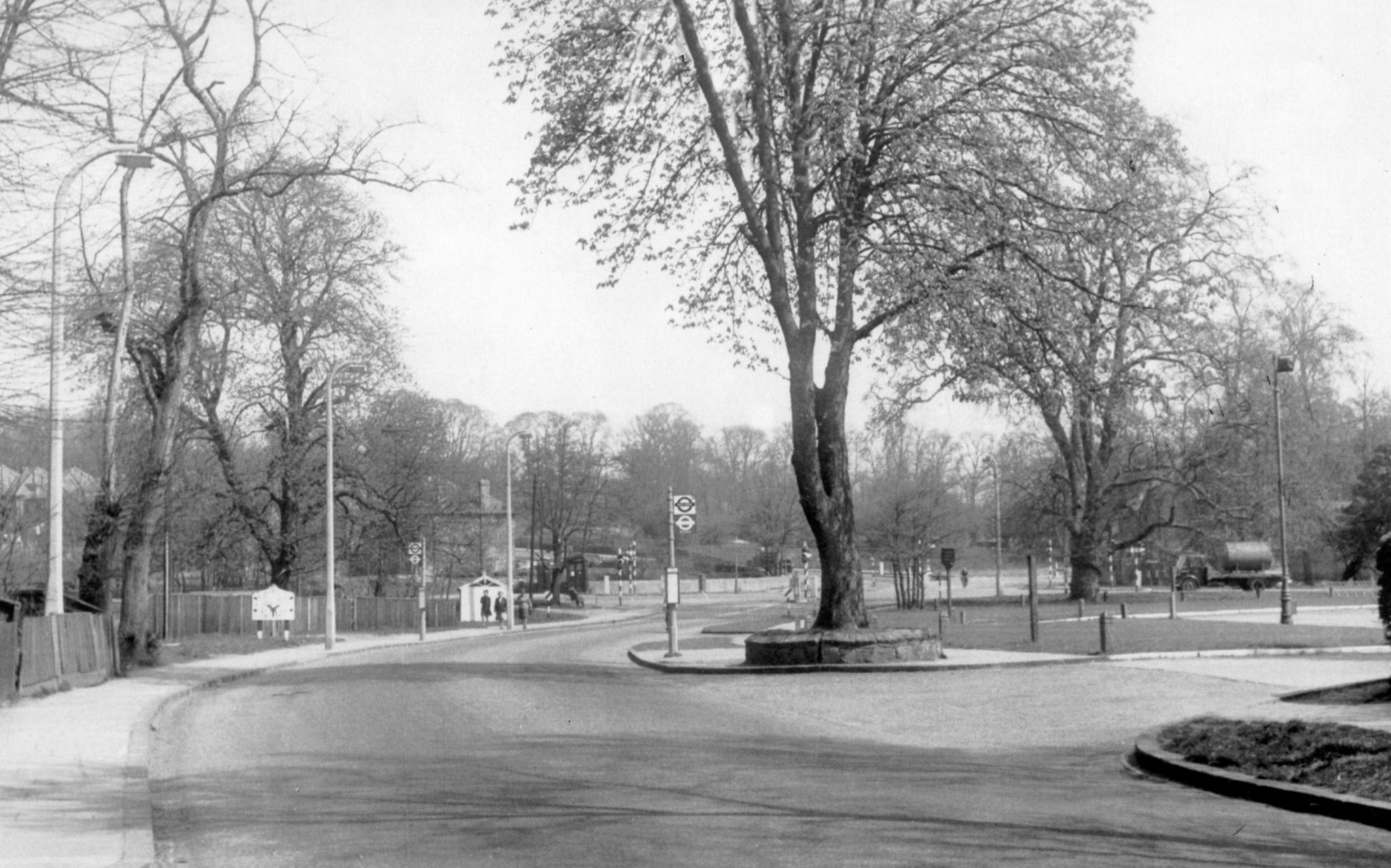 R35 junction of Rochester Way and Bourne Road, Bexley (c1955) (Hi-Res).jpg
