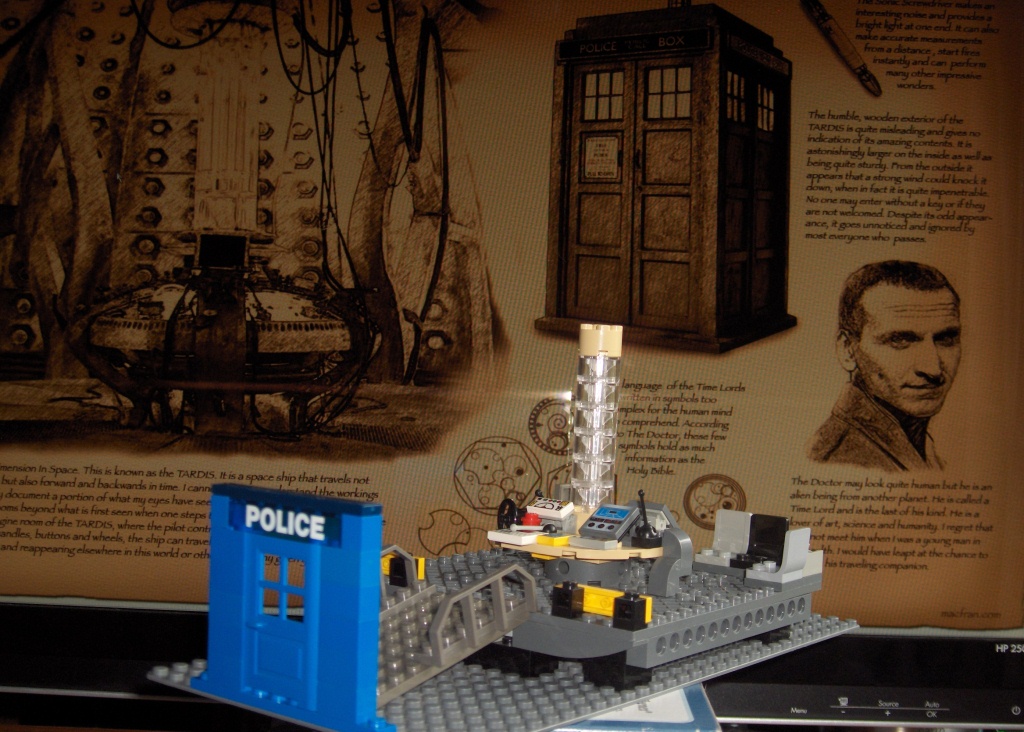 2011-07 LEGO TARDIS console room (3) GOOD.JPG