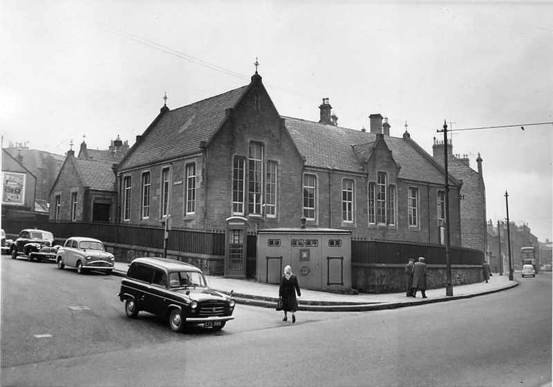 Old police box in front of Hill Street School 1950's Dundee.jpg