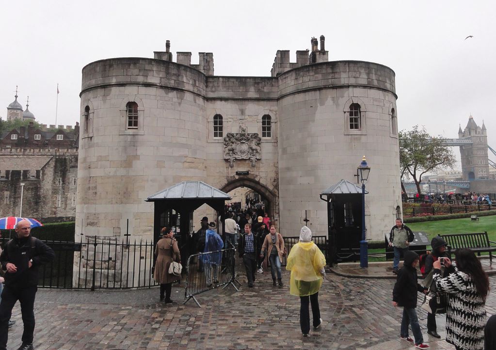 Tower of London Gate Guard Post - 2.JPG