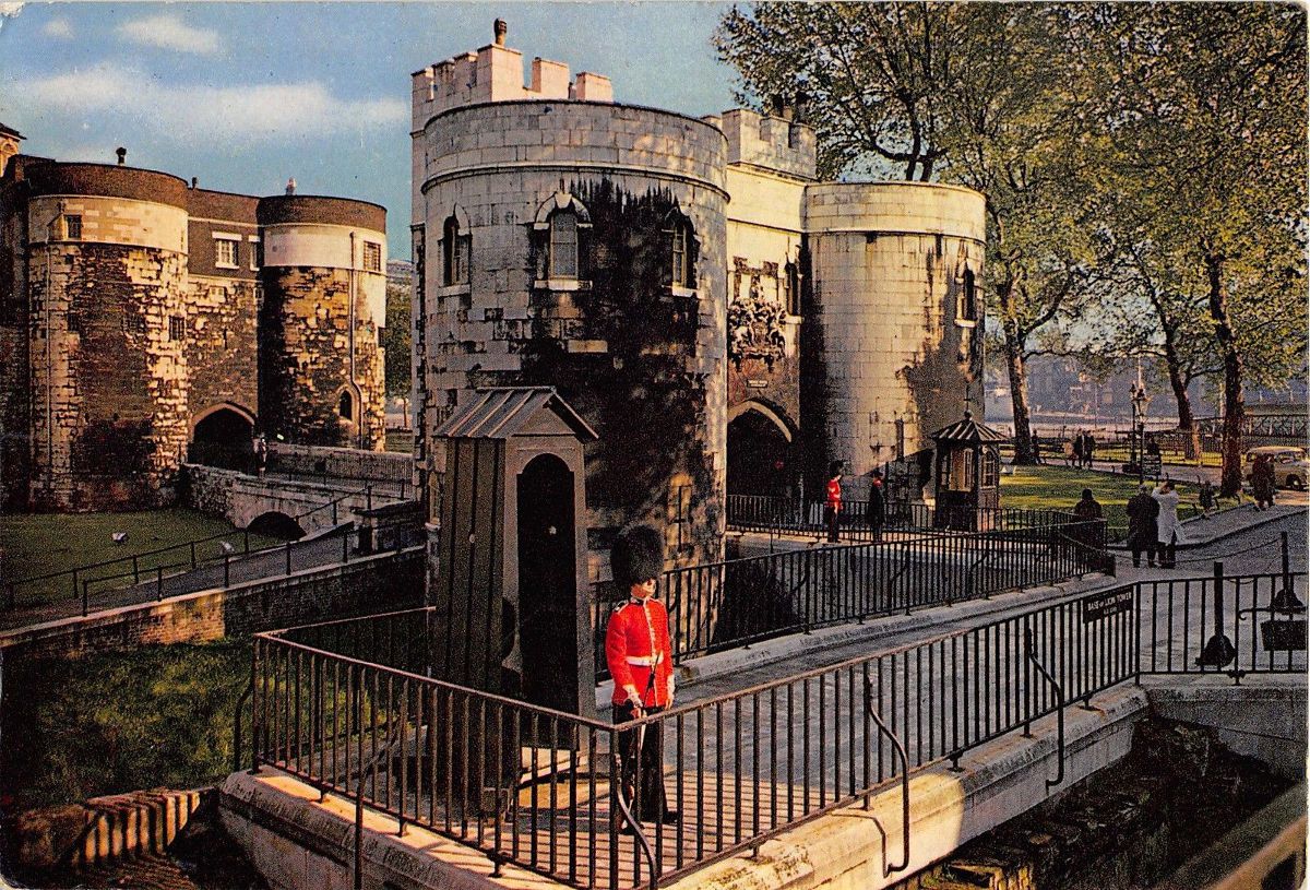 MiddleTower-MainEntrance-TowerOfLondon-posted1963-Front(Reduced).jpg