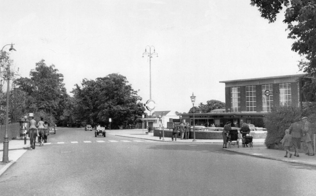 Y41, Opposite Oakwood Station, Enfield (c1955) (Hi-Res).jpg