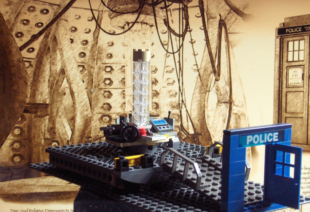 2011-07 LEGO TARDIS console room (5) BEST.JPG