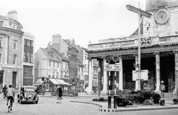 Northampton-1956-corner-of-Drapery-and-George-Row-outside-All-Saints-Church.jpg