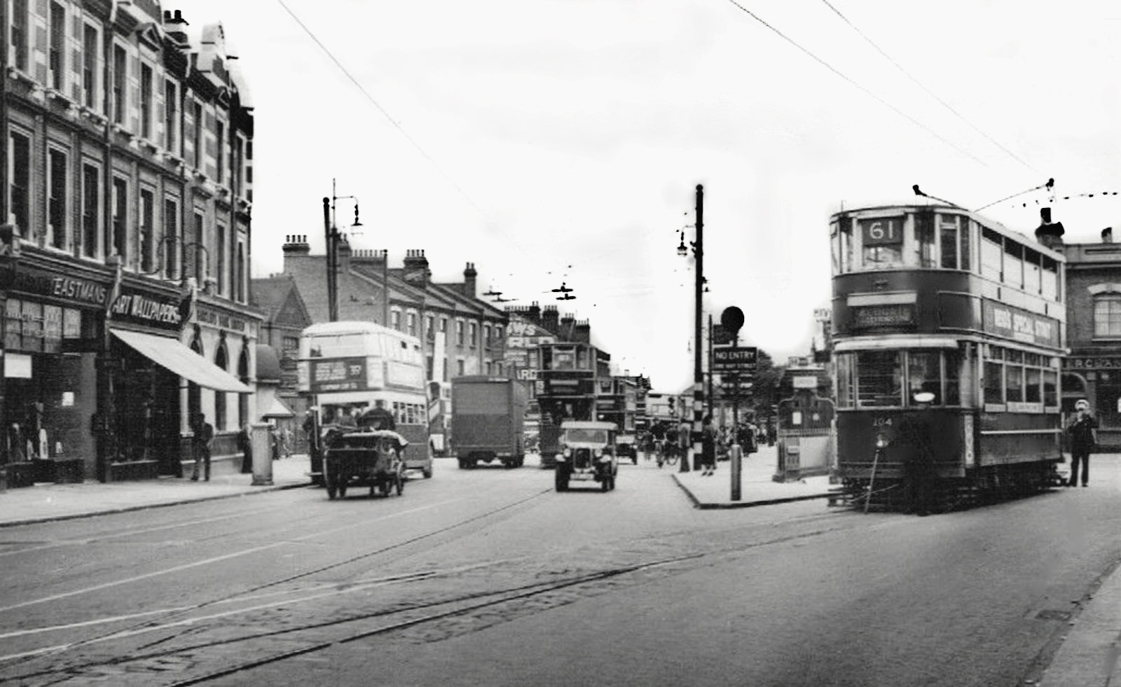 J13--Bakers Arms Walthamstow (Lea Bridge Road & Hoe Street)-c1936-1937.jpg