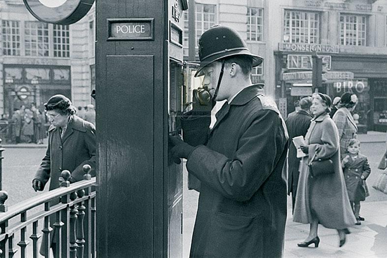 PolicemanAtPoliceTelephonePost-1953-Piccadilly.jpg