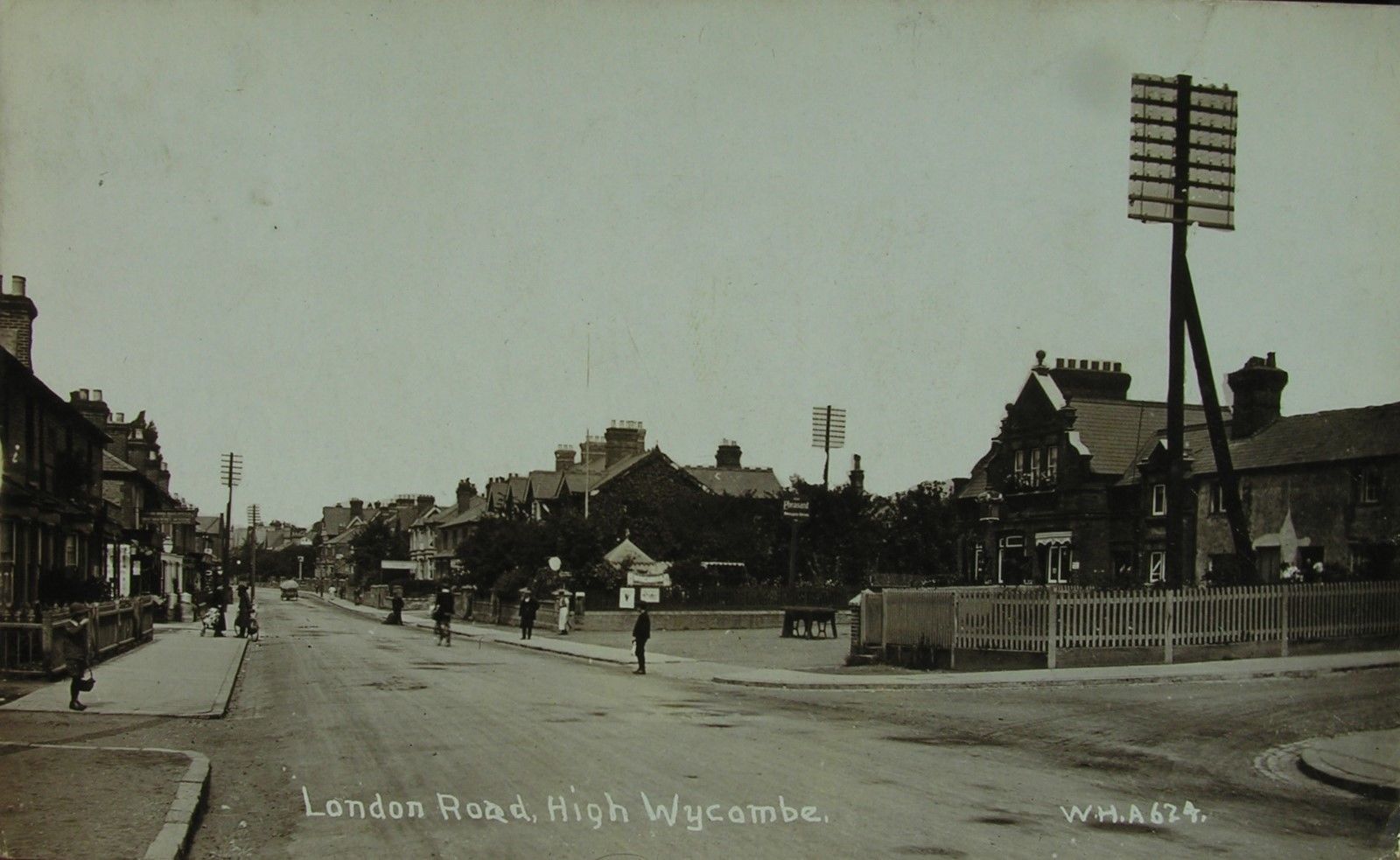 THE PHEASANT PH & LONDON ROAD HIGH WYCOMBE BUCKINGHAMSHIRE 1916 WHA RP PC No 624.jpg