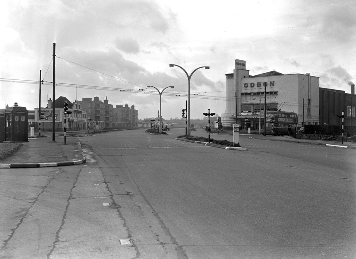 V32 Shannon Corner, New Malden (Feb1957).jpg