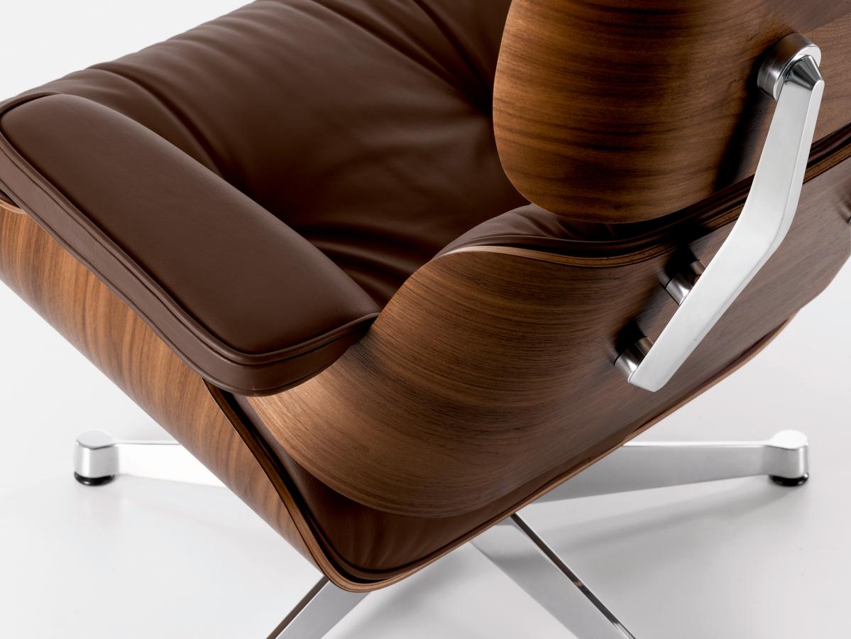vitra-eames-lounge-chair-nussbaum-leder-premium-braun-01_zoom.jpg