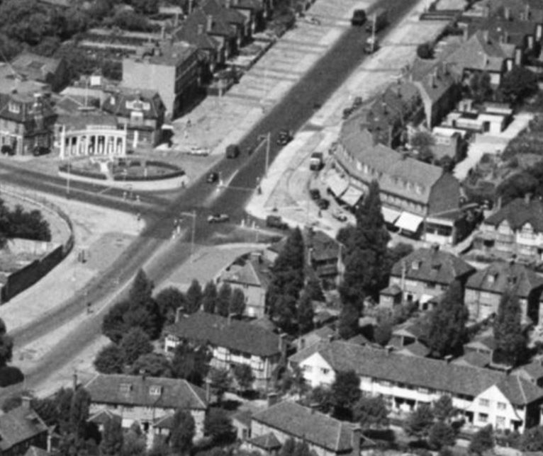 T43--Gunnersbury Ave & Gunnersbury Lane--aerial photo (25 Jul 1952).JPG