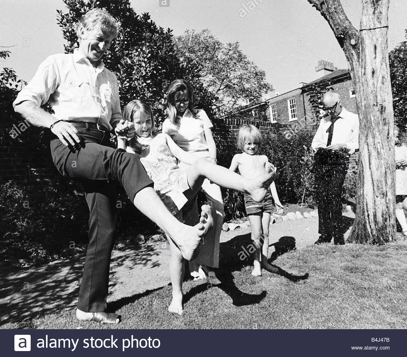 jon-pertwee-actor-and-his-wife-ingeborg-june-1970-with-children-dariel-B4J47B.jpg