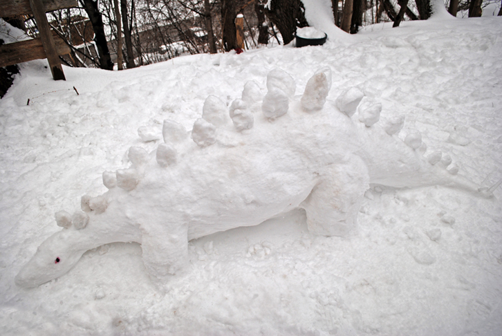 snow_stegosaurus_2.jpg