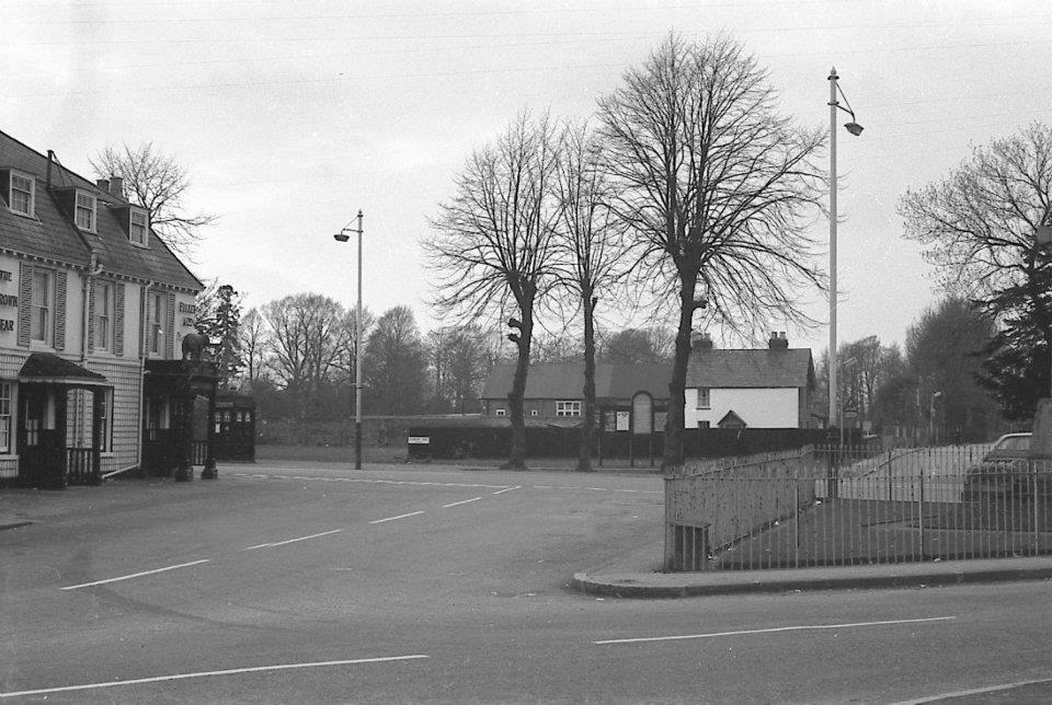 T25 The Brown Bear at the junction of Bear Road and Sunbury Way (1968)1.jpg