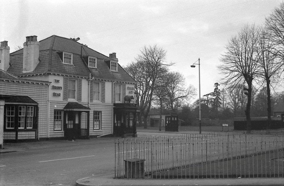 T25 The Brown Bear at the junction of Bear Road and Sunbury Way (1968)2.jpg